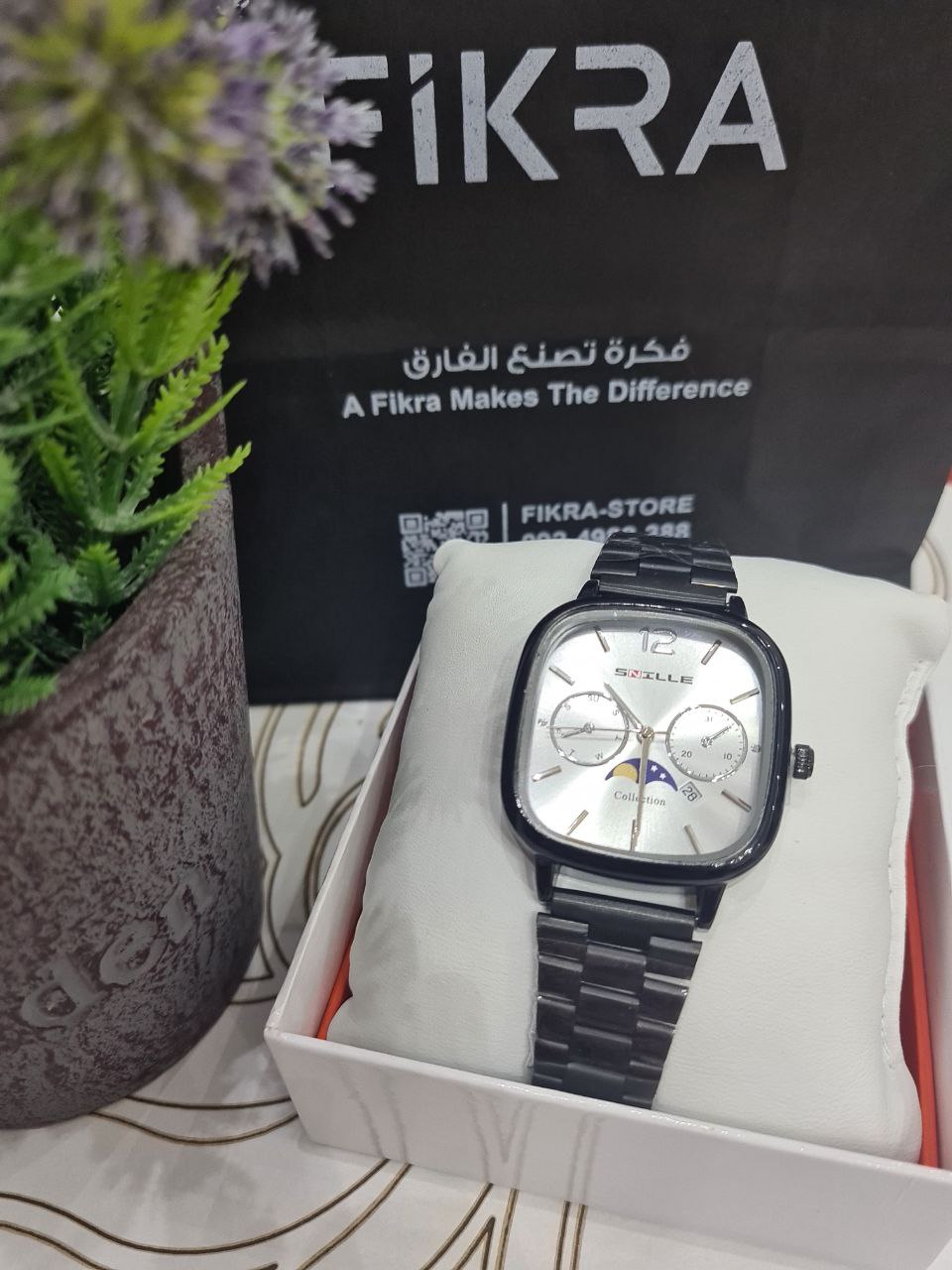 ساعة سنايل بأرضية مربعة