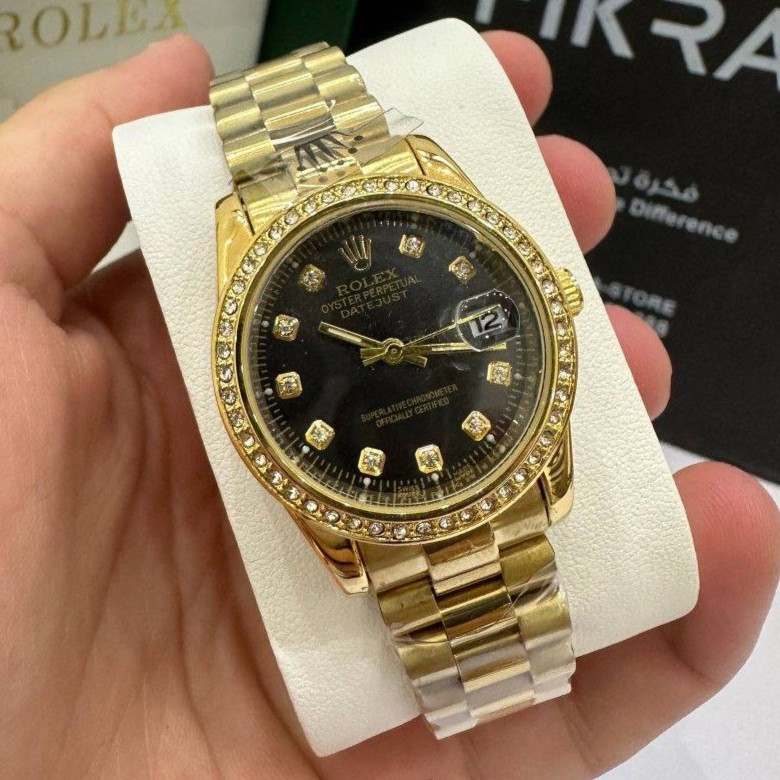 سير ذهبي بأرضية سوداء مرصعة