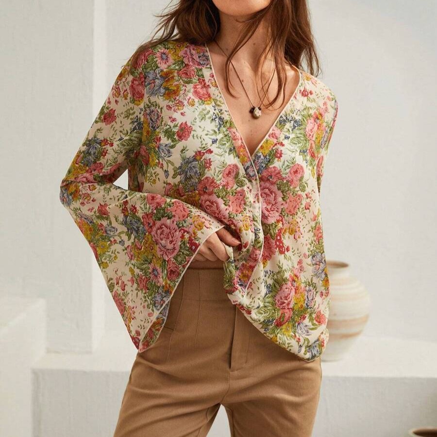 بلوزة بطبعة زهور وأكمام بوق