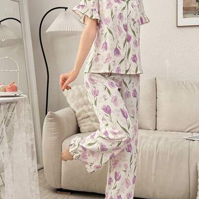 بيجامة نسائية بتصميم بطبعات زهور